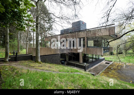 Selkirk, Scotland, Regno Unito. Il 4 maggio 2018. È stata lanciata una campagna per salvare il grado un edificio elencato, ex studio di designer tessile Bernat Klein fuori Selkirk Scottish Borders. Progettato dall'architetto Pietro Womersley è caduto in rovina. Credito: Iain Masterton/Alamy Live News Foto Stock