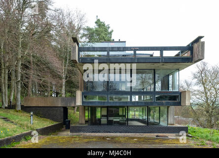 Selkirk, Scotland, Regno Unito. Il 4 maggio 2018. È stata lanciata una campagna per salvare il grado un edificio elencato, ex studio di designer tessile Bernat Klein fuori Selkirk Scottish Borders. Progettato dall'architetto Pietro Womersley è caduto in rovina. Credito: Iain Masterton/Alamy Live News Foto Stock