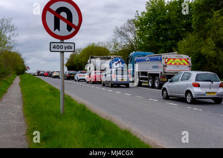 Amesbury, Regno Unito. 4 maggio 2018 Amesbury Wilts. Taffic pesanti su A303 passando stonehenge il famigerato tratto su strada andando verso ovest con la gente in direzione ovest paese per il Weekend con un bellissimo sole previsioni. Credit Paul Chambers Alamy Live News Foto Stock