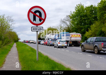 Amesbury, Regno Unito. 4 maggio 2018 Amesbury Wilts. Taffic pesanti su A303 passando stonehenge il famigerato tratto su strada andando verso ovest con la gente in direzione ovest paese per il Weekend con un bellissimo sole previsioni. Credit Paul Chambers Alamy Live News Foto Stock