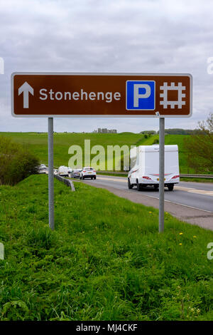 Amesbury, Regno Unito. 4 maggio 2018 Amesbury Wilts. Taffic pesanti su A303 passando stonehenge il famigerato tratto su strada andando verso ovest con la gente in direzione ovest paese per il Weekend con un bellissimo sole previsioni. Credit Paul Chambers Alamy Live News Foto Stock