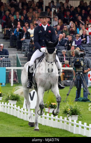 Badminton; Gloucestershire, Regno Unito. Il 4 maggio 2018. Oliver Townend dalla Gran Bretagna equitazione classe Ballaghmor giacente in primo luogo dopo il dressage al giorno due del Badminton Horse Trials 2018. Credito: Stephen Davis/Alamy Live News Foto Stock