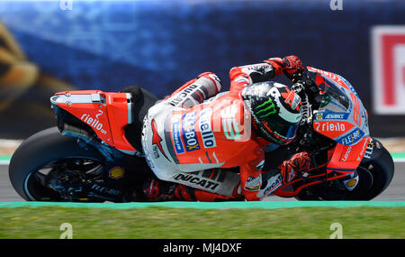 Jorge Lorenzo (99) della Spagna e il Team Ducati durante le prove libere del Gran Premio Red Bull di Spagna, circuito di Jerez - Angel Nieto, Jerez de la Frontera, Spagna. Venerdì 04 Maggio, 2018. Foto Stock