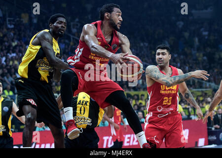 04 maggio 2018, Grecia, Atene: Basket, champions league, le quattro finali, semi-finale. AEK Atene vs sede dell'UCAM Murcia. La sede dell'UCAM Sadiel Rojas (C) in azione. Foto: Angelos Tzortzinis/dpa Foto Stock