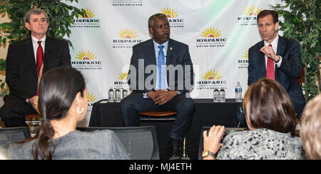 Orlando, FL, Stati Uniti d'America. 04 Maggio, 2018. Mayoral candidati per Orange County, Florida L-R Pete Clark (Orange County Commissario), Jerry Demings (Orange County Sheriff) & Rob Panepinto (imprenditore e filantropo) dibattito questioni ispanica impattante comunità imprenditoriale nel primo Mayoral dibattito nella Florida Centrale. Credito: Maria Kent/Alamy Live News. Credito: Maria Kent/Alamy Live News. Foto Stock