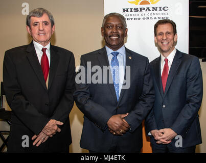 Orlando, FL, Stati Uniti d'America. 04 Maggio, 2018. Mayoral candidati per Orange County, Florida. L-R Pete Clark (Orange County Commissario), Jerry Demings (Orange County Sheriff) & Rob Panepinto (imprenditore e filantropo) salutare premere dopo il dibattito sulle questioni che incidono ispanica comunità business in primo Mayoral dibattito nella Florida Centrale. Credito: Maria Kent/Alamy Live News. Credito: Maria Kent/Alamy Live News. Foto Stock