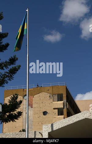 Il Kigali. 27 apr, 2018. Foto realizzata il 27 aprile 2018 illustra l'artiglieria e pallottole fori lasciati sulla parete dell'edificio parlamentare durante la 1994's il genocidio, a Kigali, capitale del Rwanda. Ventiquattro anni dopo il genocidio ruandese che ha ucciso più di 1 milioni di persone, il Rwanda ha risuscitato da una nazione devastata a ciò che è visto come un 'modello e miracolo' di sviluppo. Credito: Lyu Tianran/Xinhua/Alamy Live News Foto Stock