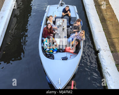 La piccola Venezia, Londra, Regno Unito. Il 4 maggio 2018. Un buon gruppo di popolazione gode di un clima soleggiato con bevande a bordo. Narrowboats colorati sono lentamente navigato dai loro proprietari per riempire la piccola Venezia 'pool', un bacino sul Grand Union Canal nella piccola Venezia. I preparativi sono in corso per l'IWA Canalway cavalcata vie navigabili festival con oltre 50 imbarcazioni che prendono parte direttamente e molti di più il rivestimento delle sponde del canale per il festival da maggio 5-7Th. Credito: Imageplotter News e sport/Alamy Live News Foto Stock