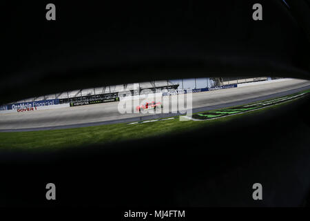 Dover, Delaware, Stati Uniti d'America. Il 4 maggio, 2018. Ross Chastain (15) porta la sua vettura attraverso il giro durante le qualifiche per la AAA 400 unità per autismo a Dover International Speedway di Dover, in Delaware. Credito: Chris Owens Asp Inc/ASP/ZUMA filo/Alamy Live News Foto Stock