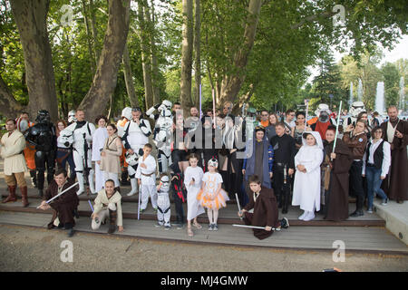 Budapest, Ungheria. Il 4 maggio, 2018. Ungherese fan di Star Wars vestito come personaggi cinematografici celebrare la "Guerre Stellari Giorno' a Budapest, Ungheria, 4 maggio 2018. Credito: Attila Volgyi/Xinhua/Alamy Live News Foto Stock