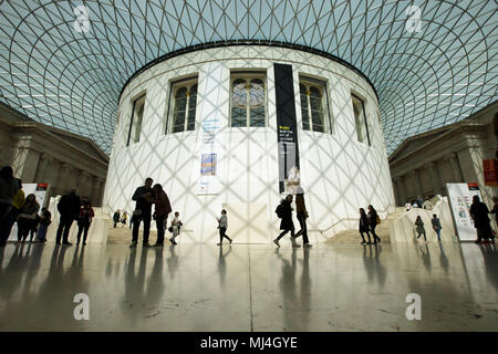 Londra, Regno Unito. Il 4 maggio, 2018. Foto scattata il 4 Maggio 2018 mostra la sala di lettura al centro della grande corte nel British Museum a Londra, Gran Bretagna. British Museum di sala lettura, eretta nel cuore del museo è attualmente chiuso per lavori di ristrutturazione. Karl Marx ha speso un sacco di tempo nella sala di lettura durante i suoi anni a Londra. Credito: Tim Irlanda/Xinhua/Alamy Live News Foto Stock