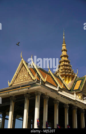 Il padiglione Chanchhaya, noto anche come il 'Moonlight Pavilion", è il fiume rivolta verso il padiglione di palazzo reale il Sothearos Blvd, Phnom Penh city Foto Stock