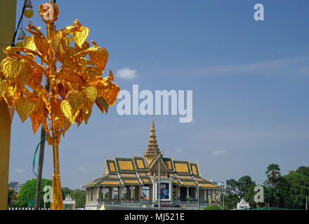 Il padiglione Chanchhaya, noto anche come il 'Moonlight Pavilion", è il fiume rivolta verso il padiglione di palazzo reale il Sothearos Blvd, Phnom Penh city Foto Stock