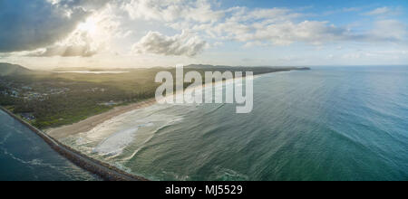 Panoramica aerea di North Haven Beach e Camden Haven Ingresso al tramonto. NSW, Australia Foto Stock