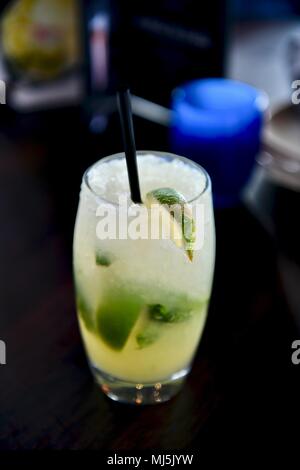 Mango mojito bevanda alcolica servita su rocce Foto Stock