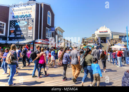 SAN FRANCISCO - Aprile 2, 2018: i visitatori accorrono al Molo 39 presso il Fisherman's Wharf di San Francisco rinomata per le sue numerose attrazioni, negozi e frutti di mare. Foto Stock