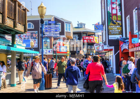 SAN FRANCISCO - Aprile 2, 2018: i visitatori accorrono al Molo 39 presso il Fisherman's Wharf di San Francisco rinomata per le sue numerose attrazioni, negozi e frutti di mare. Foto Stock