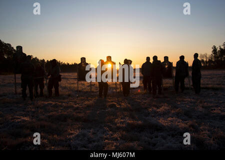 Marines con U.S. Marine Corps costringe il Comando Operazioni Speciali obiettivi costruire prima di iniziare il live fire porzione di AK-47 familiarizzazione con le armi della formazione a bordo Marine Corps base Camp Lejeune, N.C., Marzo 22, 2018. La formazione in dotazione Marines con la capacità di mantenere e far funzionare la AK-47 sistema di arma attraverso approfondite le classi e vivere le esercitazioni antincendio. (U.S. Marine Corps raccolta immagini per celebrare il coraggio di impegno di dedizione e di sacrificio di U.S. Forze Armate e personale civile. Foto Stock