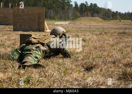 Un Marine con U.S. Marine Corps le forze per le operazioni speciali incendi di comando a un bersaglio durante la AK-47 familiarizzazione con le armi della formazione a bordo Marine Corps base Camp Lejeune, N.C., Marzo 22, 2018. La formazione in dotazione Marines con la capacità di mantenere e far funzionare la AK-47 sistema di arma attraverso classi e vivere le esercitazioni antincendio. (U.S. Marine Corps raccolta immagini per celebrare il coraggio di impegno di dedizione e di sacrificio di U.S. Forze Armate e personale civile. Foto Stock