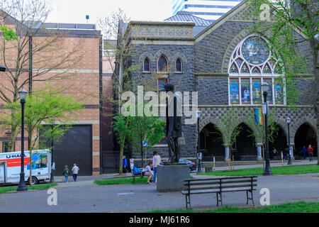 Portland, Oregon, Stati Uniti d'America - 27 Aprile 2018 : Abraham Lincoln statua, e Portland Art Museum, South Park blocchi Foto Stock