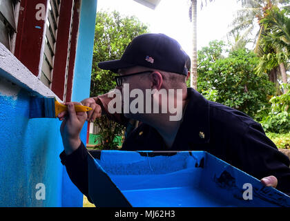 YAP, Stati Federati di Micronesia (24 marzo 2018) Lt. La Cmdr. Justing Deskin dipinge la parte esterna di Gilman Scuola Elementare durante una relazioni comunitarie evento che si svolgerà durante il partenariato del Pacifico 2018 (PP18) in Yap, Stati Federati di Micronesia, Marzo 24. PP18's missione è lavorare collettivamente con host e nazioni partner per migliorare l'interoperabilità a livello regionale di emergenza e capacità di risposta, aumentare la stabilità e la sicurezza nella regione e favorire la nascita di nuove e durature amicizie in tutta la regione Indo-Pacifico. Pacific Partnership, ora nel suo tredicesimo iterazione, è il più grande multi annuale Foto Stock