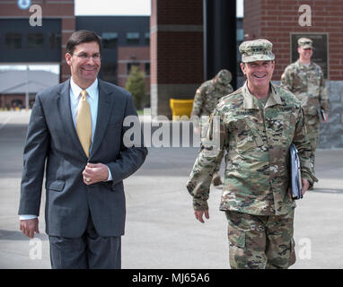 Il ventitreesimo segretario dell'esercito, il dottor Mark T. Esper, e il Vice Capo di Stato Maggiore dell esercito, G-1, Lt. Gen. Thomas C. Seamands si è incontrato con il senior leadership degli Stati Uniti Esercito Risorse Umane Il comando situato all'Lt. Gen. Timothy J. Maude complessa a Fort Knox, Ky. per discutere la gestione del talento, Aprile 6, 2018. Mentre vi Esper è stato dato un aspetto di prima mano al responsabile del processo di assegnazione dall'inizio alla fine attraverso la assegnazione modulo interattivo 2.0, o obiettivo 2. Per affrontare le sfide del futuro, l'esercito si sta spostando da un plug and play sistema tipo dove i soldati sono semplicemente assegnati e distribu Foto Stock