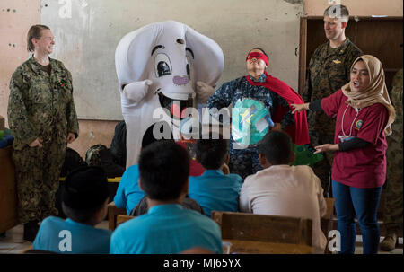BENGKULU, Indonesia (Aprile 06, 2018) pacifico accordo di partenariato 2018 (PP18) salute dentale mascotte "Toothy" e "Captain pulire" dimostrare la salute dentale delle pratiche per gli studenti di SDN 77 Scuola Elementare di Bengkulu, Indonesia. PP18's missione è lavorare collettivamente con host e nazioni partner per migliorare l'interoperabilità a livello regionale di emergenza e capacità di risposta, aumentando la stabilità e la sicurezza nella regione e favorire la nascita di nuove e durature amicizie in tutta la regione Indo-Pacifico. Pacific Partnership, ora nel suo tredicesimo iterazione, è la più grande multinazionale annuale di assistenza umanitaria e disast Foto Stock