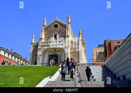 Vista di San Jeronimo el Real chiesa dal Museo del Prado ingresso, Madrid, Spagna Foto Stock