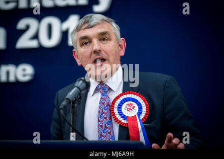 Thomas Buchanan del democratico partito unionista (DUP) nella foto dopo la votazione è stata dichiarata a Omagh complesso di svago per la West Tyrone REGNO UNITO By-Election parlamentare. Foto Stock