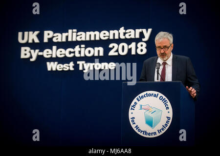 Capo responsabile elettorale, Martin Fox raffigurato all'Omagh complesso di svago dove avviene il conteggio per il West Tyrone REGNO UNITO By-Election parlamentare. Foto Stock