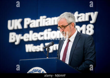 Capo responsabile elettorale, Martin Fox raffigurato all'Omagh complesso di svago dove avviene il conteggio per il West Tyrone REGNO UNITO By-Election parlamentare. Foto Stock