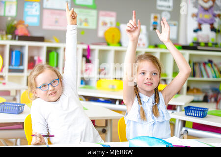 Giovane e bella i bambini si divertono nella scuola durante la formazione in aula Foto Stock