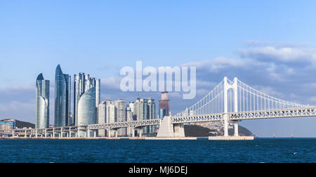 Haeundae distretto di Busan, Corea del Sud. Skyline con ponte di Diamante Foto Stock