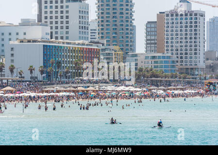 Israele, Tel Aviv-Yafo - 19 Aprile 2018: Cityscape di Tel Aviv come si vede dalla marina Foto Stock