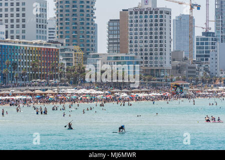 Israele, Tel Aviv-Yafo - 19 Aprile 2018: Cityscape di Tel Aviv come si vede dalla marina Foto Stock