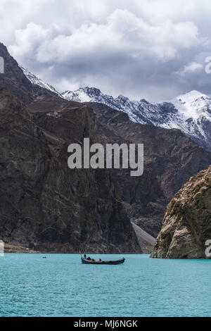 Attabad lago e montagna rocciosa con il servizio locale di barca in Pakistan Foto Stock