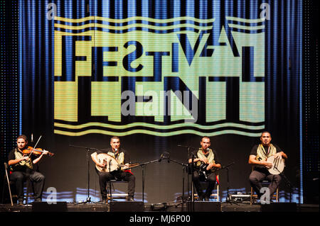 Il gruppo folk dell'Accademia d'arte di Cipro del Nord da Nicosia, Cipro, effettuando al venticinquesimo Folkart CIOFF Internazionale Festival di Folclore folklore sub-festival di Festival di Quaresima, una delle più grandi feste all'aperto in Europa. Folkart, Festival Lent, Maribor, Slovenia, 2013. Foto Stock