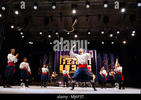 Il gruppo folk dell'Accademia d'arte di Cipro del Nord da Nicosia, Cipro, effettuando al venticinquesimo Folkart CIOFF Internazionale Festival di Folclore folklore sub-festival di Festival di Quaresima, una delle più grandi feste all'aperto in Europa. Folkart, Festival Lent, Maribor, Slovenia, 2013. Foto Stock