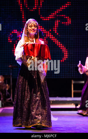 Il gruppo folk dell'Accademia d'arte di Cipro del Nord da Nicosia, Cipro, effettuando al venticinquesimo Folkart CIOFF Internazionale Festival di Folclore folklore sub-festival di Festival di Quaresima, una delle più grandi feste all'aperto in Europa. Folkart, Festival Lent, Maribor, Slovenia, 2013. Foto Stock