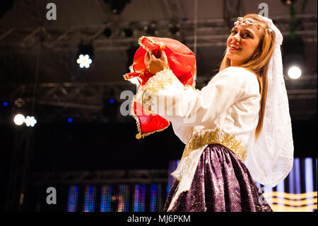 Il gruppo folk dell'Accademia d'arte di Cipro del Nord da Nicosia, Cipro, effettuando al venticinquesimo Folkart CIOFF Internazionale Festival di Folclore folklore sub-festival di Festival di Quaresima, una delle più grandi feste all'aperto in Europa. Folkart, Festival Lent, Maribor, Slovenia, 2013. Foto Stock