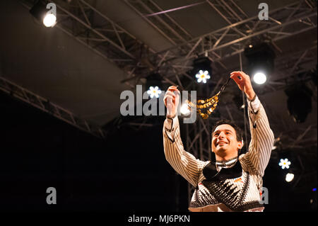 Il gruppo folk dell'Accademia d'arte di Cipro del Nord da Nicosia, Cipro, effettuando al venticinquesimo Folkart CIOFF Internazionale Festival di Folclore folklore sub-festival di Festival di Quaresima, una delle più grandi feste all'aperto in Europa. Folkart, Festival Lent, Maribor, Slovenia, 2013. Foto Stock