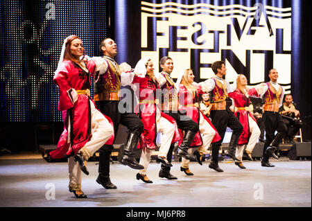 Il gruppo folk dell'Accademia d'arte di Cipro del Nord da Nicosia, Cipro, effettuando al venticinquesimo Folkart CIOFF Internazionale Festival di Folclore folklore sub-festival di Festival di Quaresima, una delle più grandi feste all'aperto in Europa. Folkart, Festival Lent, Maribor, Slovenia, 2013. Foto Stock