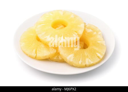 Conserve di fette di ananas sulla piastra isolata su bianco Foto Stock