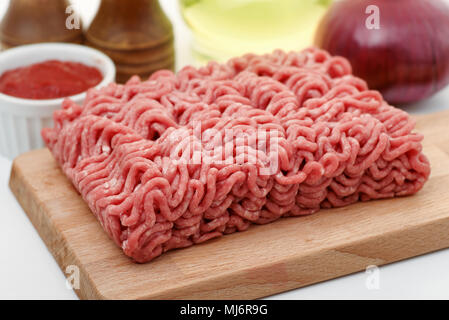 Close up di carne macinata con spezie e condimenti Foto Stock