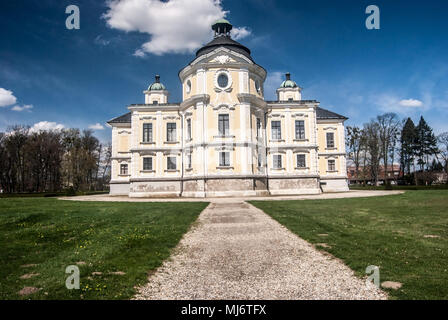 Chateau in Kravare vicino a Opava città in Repubblica Ceca con percorso, il prato e il cielo azzurro con poche nuvole Foto Stock