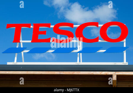 Segno per il supermercato Tesco store contro il cielo blu, Calne, Wiltshire, Inghilterra, Regno Unito Foto Stock