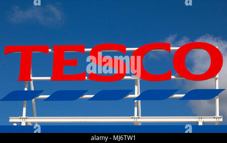 Segno per il supermercato Tesco store contro il cielo blu, Calne, Wiltshire, Inghilterra, Regno Unito Foto Stock