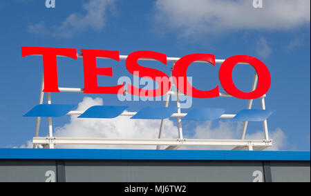 Segno per il supermercato Tesco store contro il cielo blu, Calne, Wiltshire, Inghilterra, Regno Unito Foto Stock