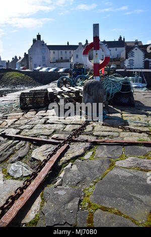 Nasse e salvagente memorizzati sulla banchina a Portsoy Porto Vecchio, Aberdeenshire, Scozia Foto Stock