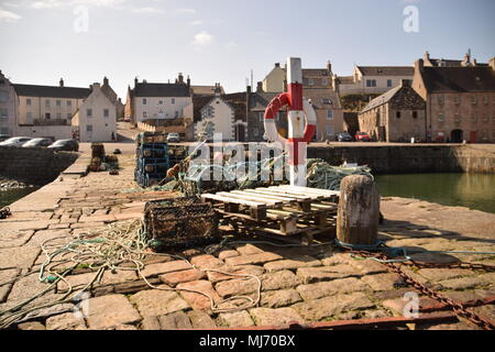 Nasse e salvagente memorizzati sulla banchina a Portsoy Porto Vecchio, Aberdeenshire, Scozia Foto Stock